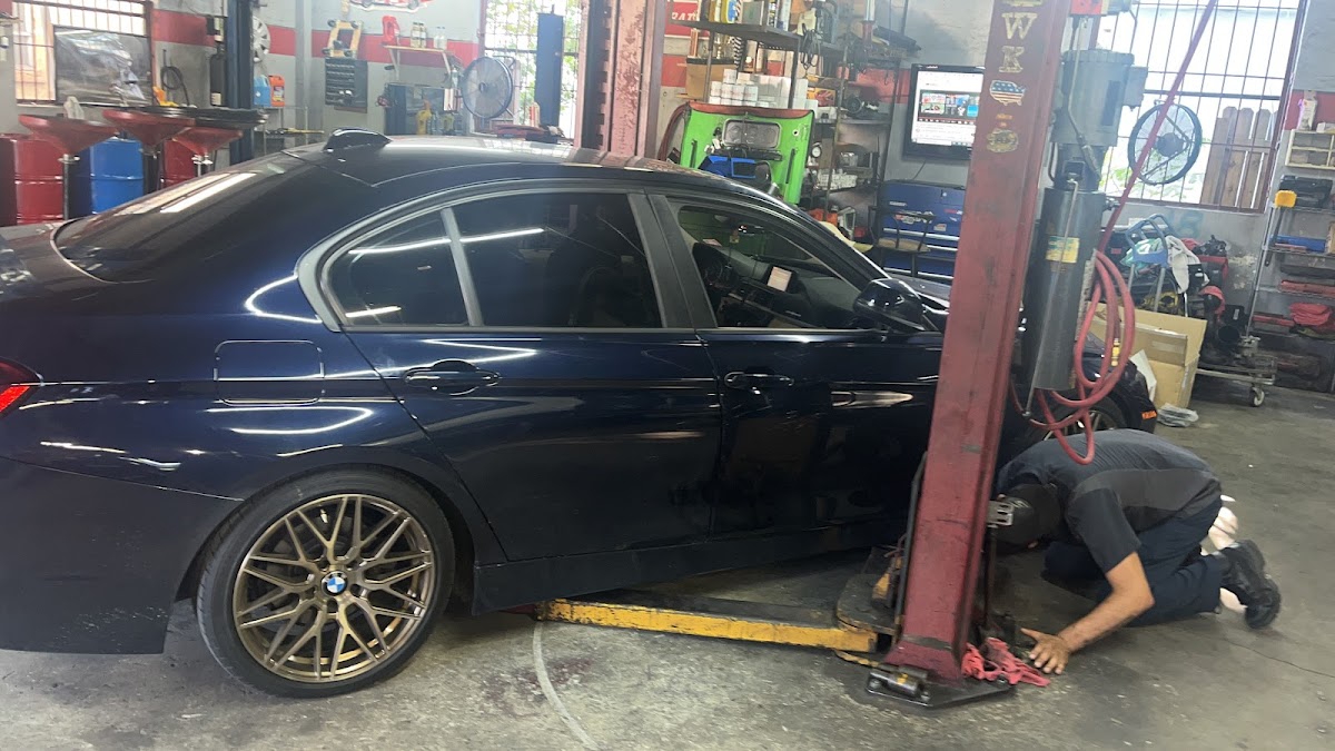 Rey's Auto Repair Shop - photo 2